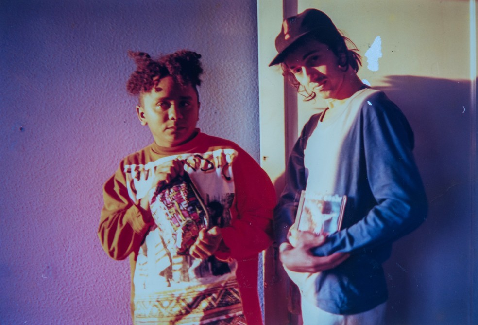 Chico César e Zeca Baleiro em 1995, ano do início da parceria dos compositores — Foto: Mara Fernandes / Divulgação