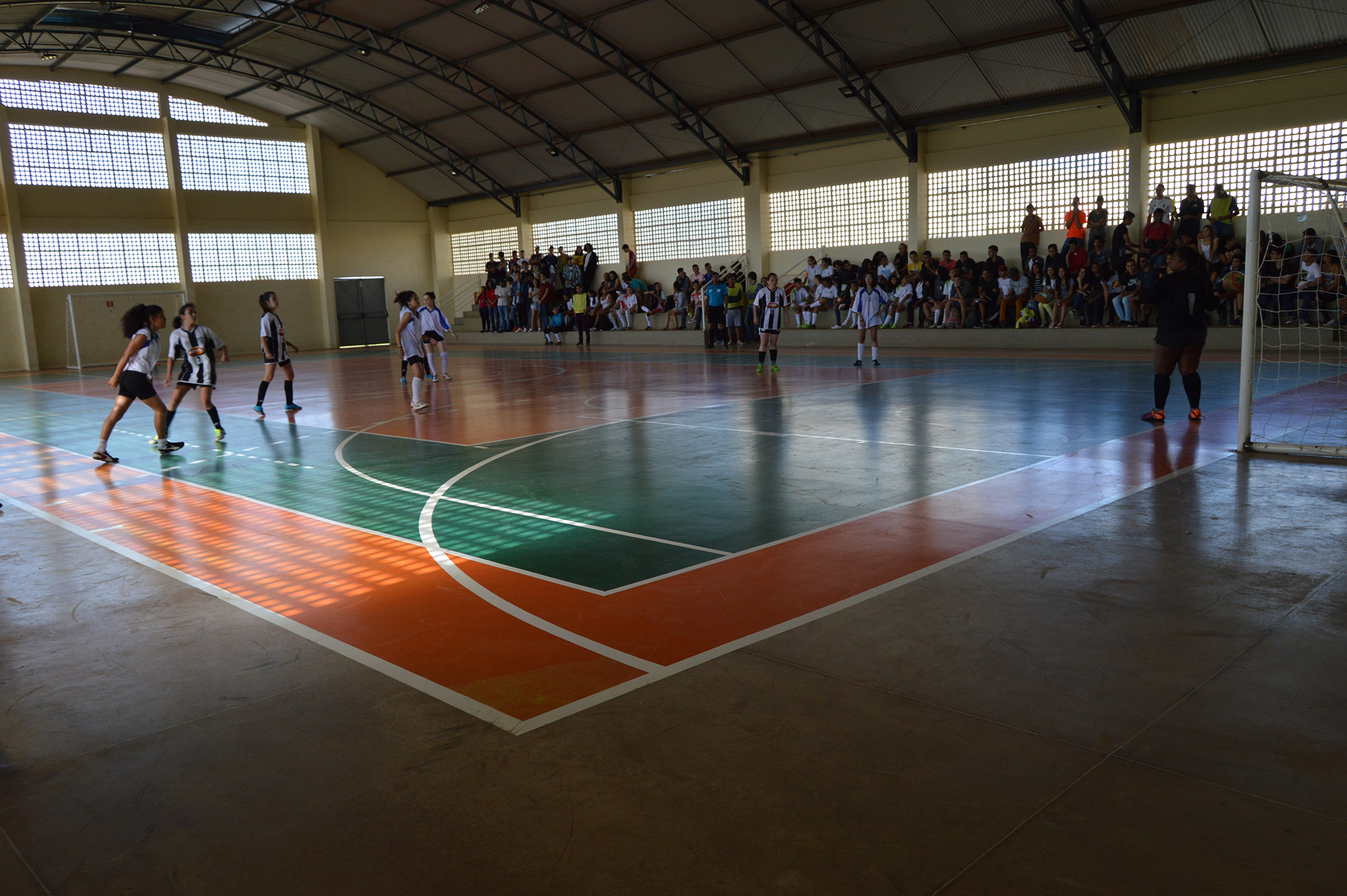 Primeiro dia de JIF Goiás, no Câmpus Valparaíso, reúne nove times em disputa de futsal